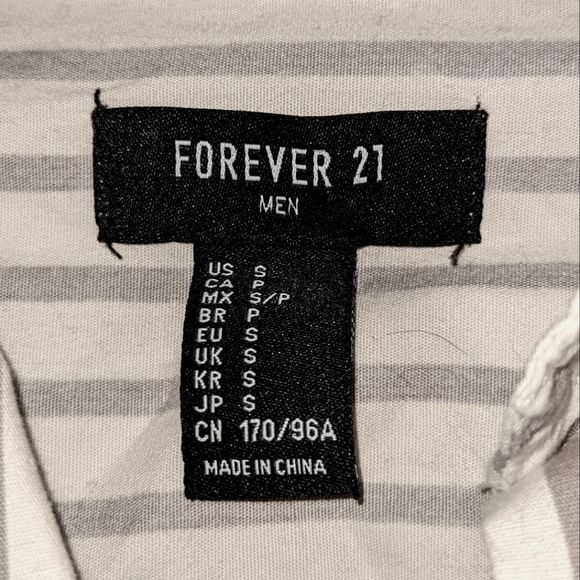 ✨2/$40✨ FOREVER 21 grey/white striped short sleeve button down shirt - Picture 3 of 4